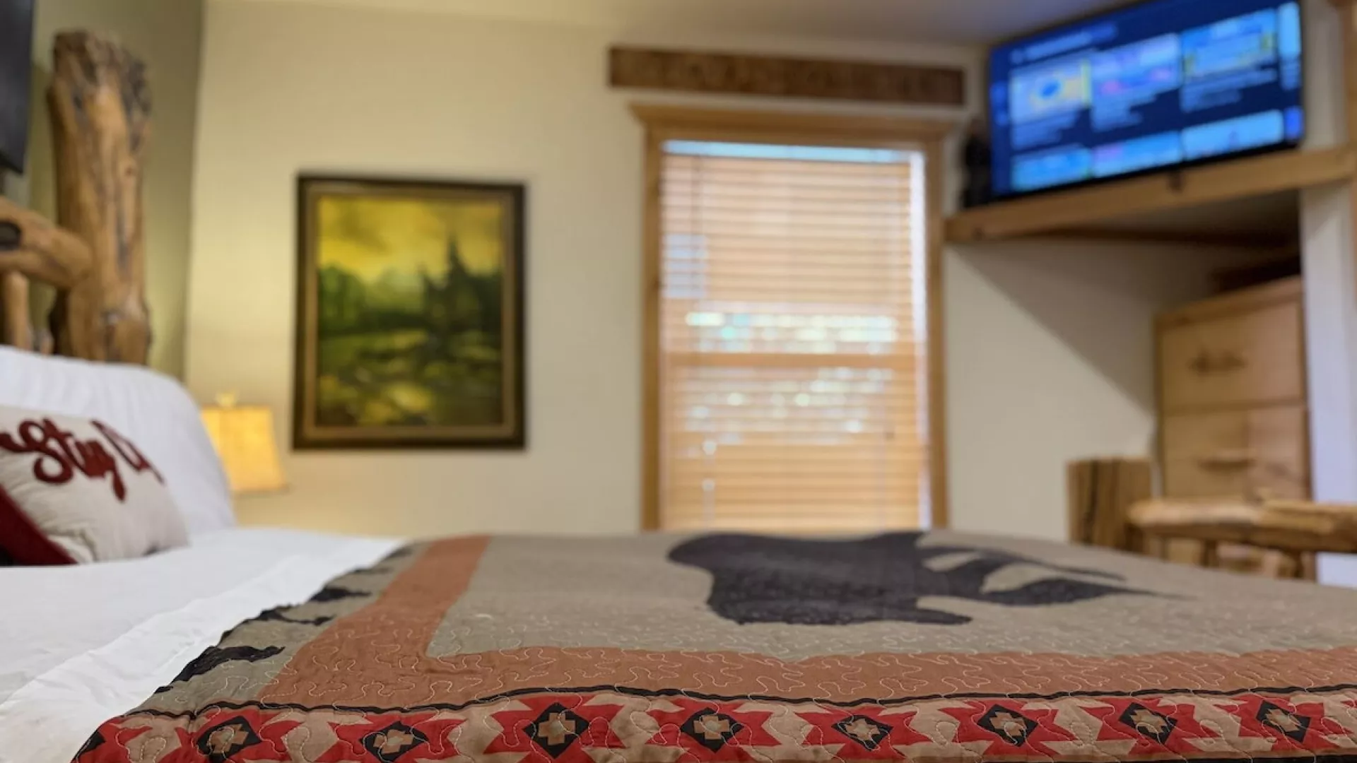 The room brings in natural light from the window to enjoy the beautiful view of the cabin.