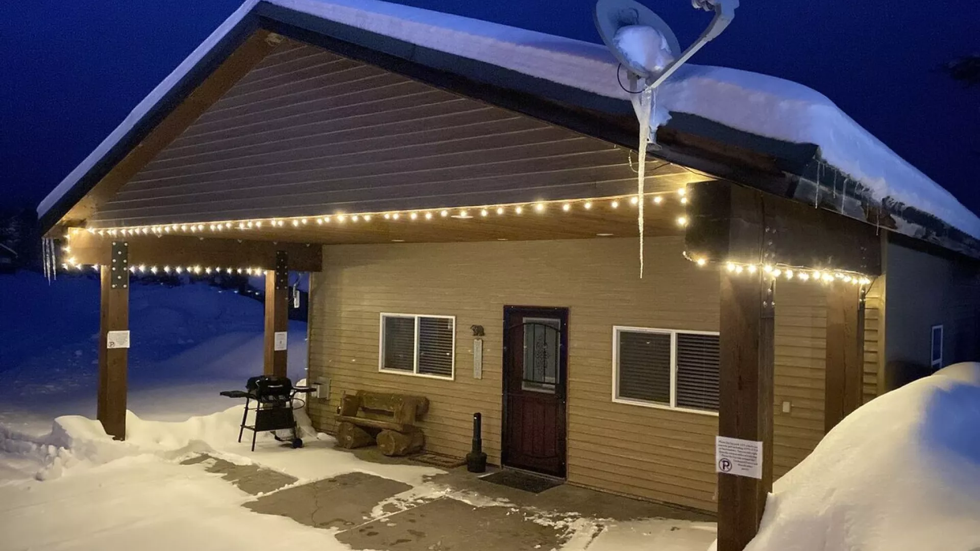 Beautiful lights to illuminate the cabin at night.
