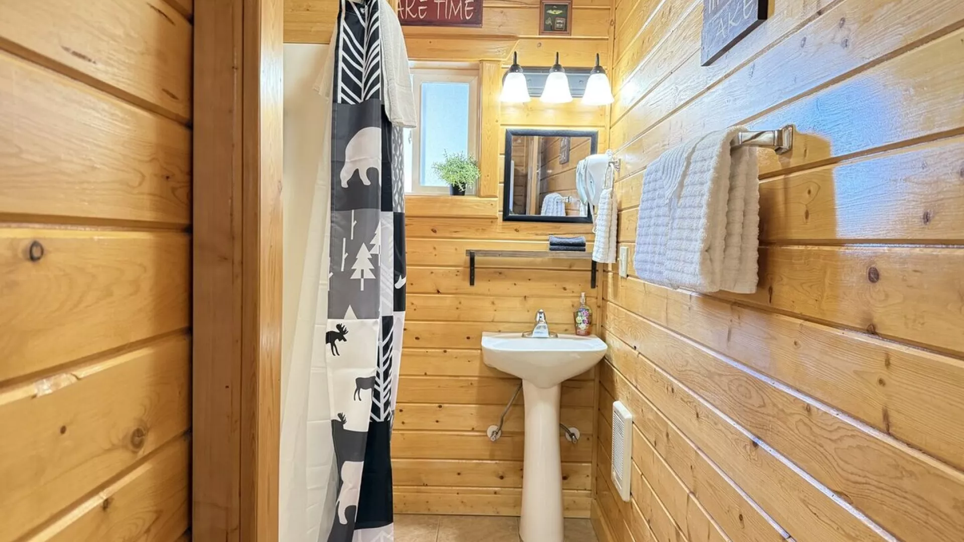 A cabin bathroom feels like a little retreat within a retreat—warm, earthy, and connected to nature in the most calming way.