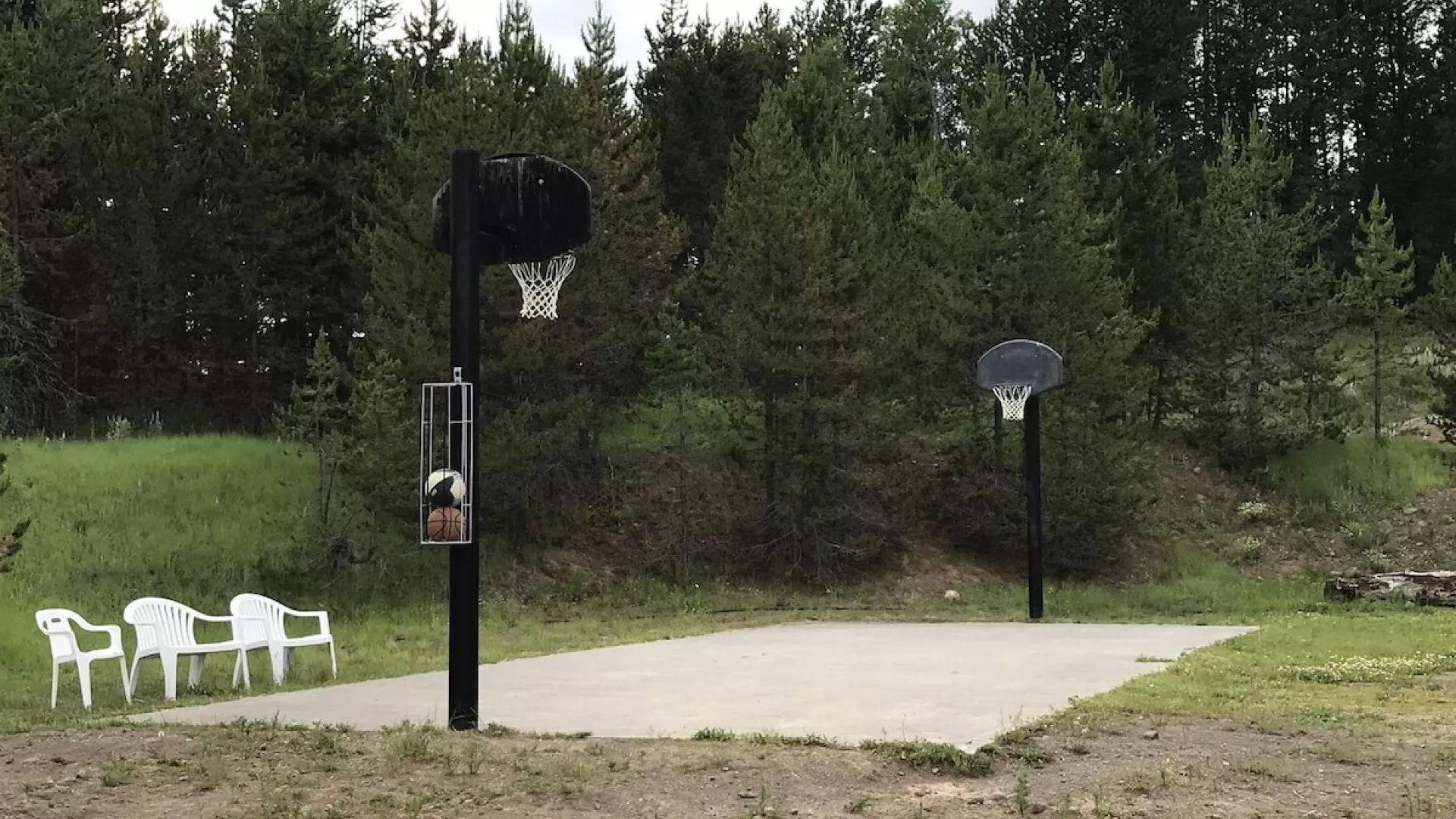 Basketball court (Balls Included) in the Yellowstone Lux.