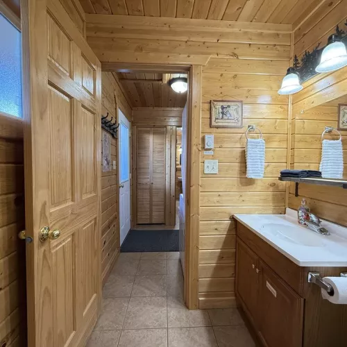 A cabin bathroom feels like a little retreat within a retreat—warm, earthy, and connected to nature in the most calming way.